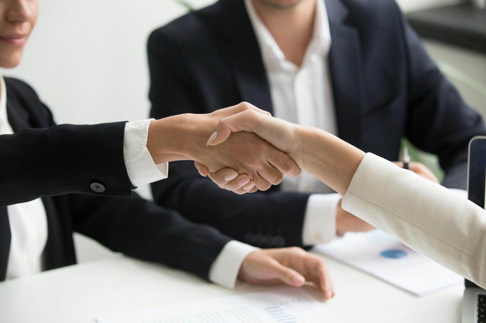 Handdruk tussen twee professionals