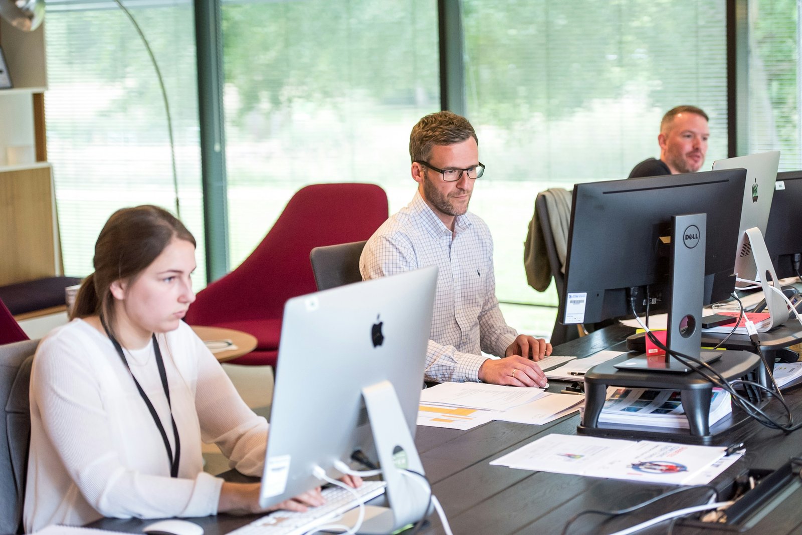 Kantoor met mensen aan het werk